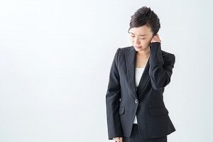噛みしめや緊張から頭痛を抱える女性