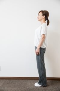 骨盤が前に傾いてお腹が前に出た反り腰の女性
