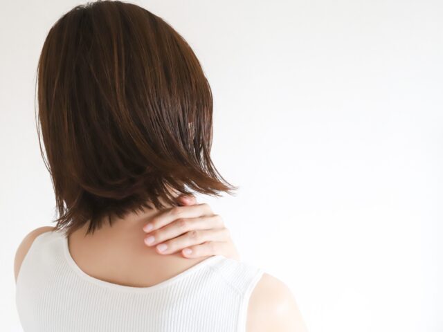 寝違えは何日で治る？両国で朝起きて首が回らない時の経過の目安と原因【墨田区緑】