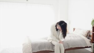 繰り返す頭痛に悩む女性　両国ソレイユ鍼灸整骨院