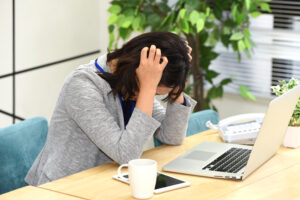 夕方に締め付けられるような頭痛を感じる女性