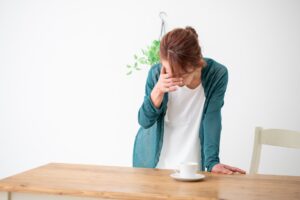 自律神経の乱れを放置してめまい発作が起きている女性