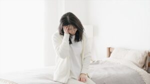 秋の寒暖差で自律神経の乱れによるだるさに悩む女性 両国ソレイユ鍼灸整骨院